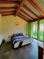 Charming attic with view on lake, Alps and castle - B&B Colombier