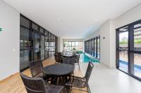 Studio com cama Queen, Ar Cond e Varanda em Condomínio Clube - B&B Curitiba