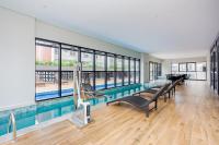 Studio com cama Queen, Ar Cond e Varanda em Condomínio Clube - B&B Curitiba