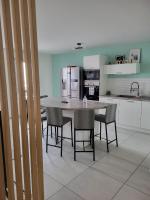 Spacieux Appartement de 73 m2 en plein centre-ville d'Evian avec 2 chambres - B&B Évian-les-Bains