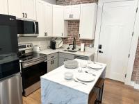 Modern 2BR Apt w Electric Fireplace By KeenStays - B&B Cape Girardeau