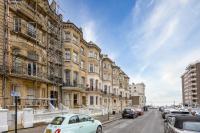 Arty Character Apartment Steps from the Seafront - Pass the Keys - B&B Brighton