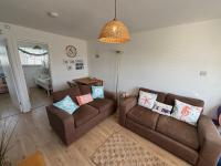 288, Two bed Chalet on Belle Aire Holiday Park - With private veranda, sleeps 5, pet friendly, free Wi-Fi, bed linen and towels included and onsite entertainment available - B&B Hemsby