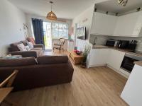 288, Two bed Chalet on Belle Aire Holiday Park - With private veranda, sleeps 5, pet friendly, free Wi-Fi, bed linen and towels included and onsite entertainment available - B&B Hemsby