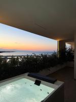 Deluxe One-Bedroom Apartment with Jacuzzi 