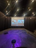 Luxury 3BR Retreat, Hot Tub, Fire Pit, 4 Beds - B&B Abbotsford British Columbia