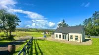 4 Bedroom Forest View House & Hot Tub sleeps - Ferienwohnung Ballynameen