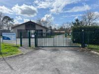Chalet 18 tout confort pour un séjour dans domaine avec Piscine et en bordure Lac avec plage artificielle - Chambres d'hôtes Labouheyre