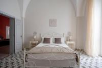 Zimmer mit Kingsize-Bett und Balkon