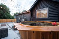 Mid-Century Modern Home - Hot Tub and Game Room - Chambres d’hôtes Denver