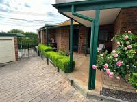 'Gums and Roses' studio - Bed and Breakfast Tuggeranong