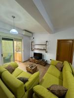 Beachfront Apartment , 1-Min Walk to Sea - Chambres d'hôtes Golem