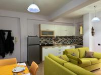 Beachfront Apartment , 1-Min Walk to Sea - Chambres d'hôtes Golem