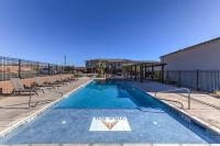 Stunning Home - Private Hot Tub, Heated Pool - Great Location - Bed and Breakfast Washington