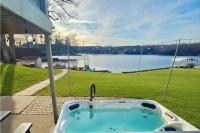 Waterfront Retreat with Hot Tub - B&B Marion