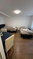 Standaard Tweepersoonskamer met 2 Aparte Bedden - Gedeelde Badkamer