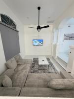 Home w Pool 25 Miles from Beaches - Chambres d'hôtes Lehigh Acres