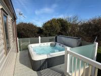 Sunnymede i2 - Hot tub caravan with ramped decking, pet friendly - Meadow Lakes Caravan & Lodge Hire - B&B Ingoldmells