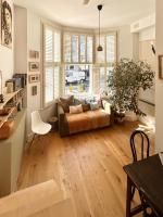 Gorgeous mezzanine studio steps to Olympia - B&B London