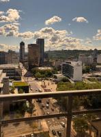 One-Bedroom Apartment with Den With Amazing Views of Hamilton - Chambres d'hôtes Hamilton