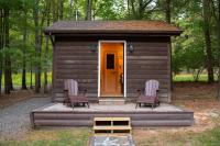 Nordic Spa Log Cabin Experience, Sauna, Cold Plunge, Hot Tub & Theater - Chambres d'hôtes Spruce Hill