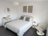 Modern 2-Bedroom Home Sleeps 6 with Parking & Garden - B&B Leeds