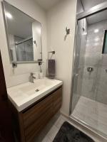New Downtown Apt for 2, 5 min to the Beach and DT, WIFi and AC - Chambres d'hôtes Ensenada