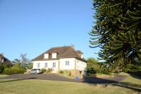 Spacious Two-Bedroom Guest Suite in Large Village Home - B&B Le Teilleul