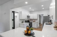 Prime Location! Spacious Family-Friendly Home - Bed and Breakfast Miamisburg