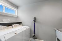 Perch - Stylish 3BR Retreat | Open Living + Free Parking - B&B Seattle
