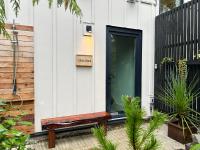 WHITE HAUS w private sauna and close to beach - B&B Ucluelet
