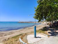 Electra's Beach Front Apartment in Nea Skioni - B&B Néa Skióni