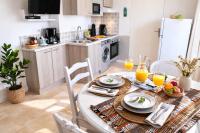 Residence Clos des Aigrettes -Appartements a 30m du Port de La Cotiniere , Ile d Oleron -commerces et plages a pied - Chambres d'hôtes La Cotinière