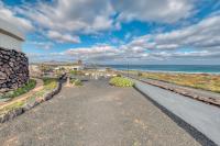 Bungalow Casa Buenavista Famara - Pool - Ocean views - Beach 2 min By Lanzarote Vacation Homes - Bed and Breakfast Famara