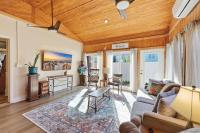 Sunny Beach Bungalow Pet Friendly Near Beach - Chambres d'hôtes Myrtle Beach