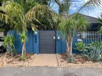 Blue Moon Charming 2 Bed Poolside Apartment - B&B Bellville