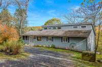 Serendipity -- Hot Tub - Pet Friendly - Fire Pit - Grill - Porch - Deck - Wifi - Pool Access - Games - B&B Berkeley Springs
