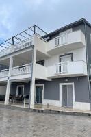 Apartments with hot tub Stanici, Omis - 25362 - B&B Omiš