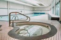 Spacious Downtown 1BR with Air Conditioning Pool Gym Free Parking - Chambres d'hôtes Vancouver