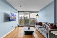 Spacious Downtown 1BR with Air Conditioning Pool Gym Free Parking - Chambres d'hôtes Vancouver