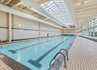 Spacious Downtown 1BR with Air Conditioning Pool Gym Free Parking - Chambres d'hôtes Vancouver