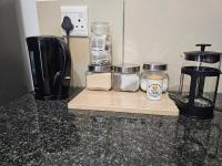 Chic 2BR Golf Estate Retreat Apartment - B&B Roodepoort