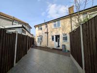 Modern 4-Bedroom Flat in RM9 Ideal for Groups - B&B Londra