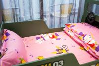 Dreibettzimmer mit Poolblick