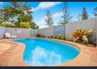 Marcoola Beachfront, private rooftop spa with stunning views! - Bed and Breakfast Merrigal