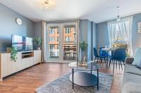 #133 Modern Apartment Steps from Brindley place- sleeps 4 - Perfect for business travelers and small families - Free parking - Bed and Breakfast Birmingham