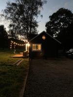 Scandi style Cabin in large garden beautiful views - B&B Wonersh