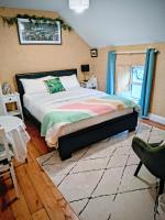 Comfy Bedroom and Private Bathroom on the Top Floor of a Home Stay -10 mins walk to the center - Off street parking - B&B Cork