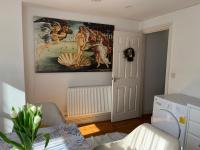 Stylish flat with parking close to many beautiful Cornish beaches - B&B Tuckingmill