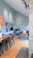 Modern mountain cabin offering breathtaking views and serene surroundings - Ferienwohnung Sysslebäck